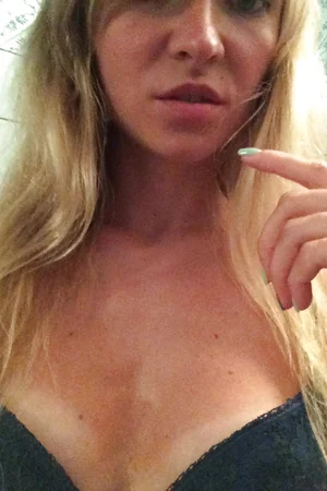 Divorced Woman's Intimate Pics — photo 2