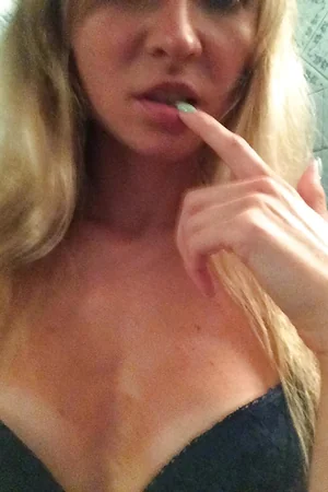 Divorced Woman's Intimate Pics — photo 24