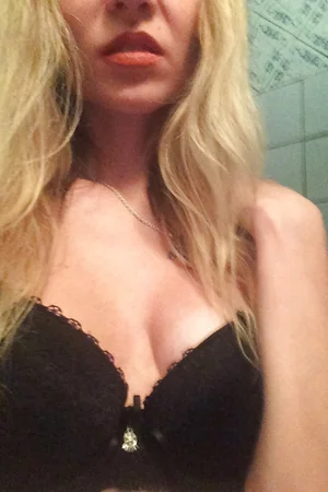 Divorced Woman's Intimate Pics — photo 36