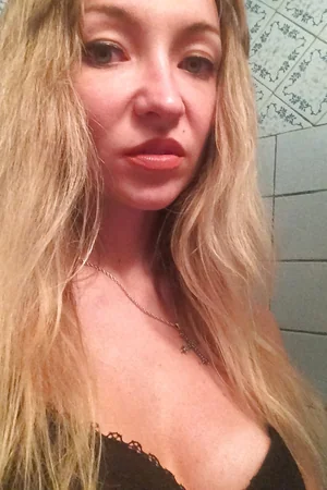 Divorced Woman's Intimate Pics — photo 4