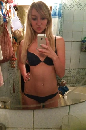 Divorced Woman's Intimate Pics — photo 5