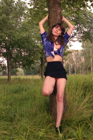 Skinny Milf in the Grass — photo 1