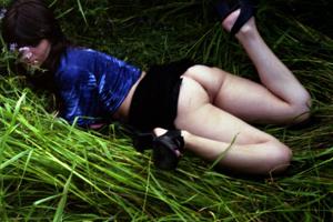 Худая милфа в траве - фото #16