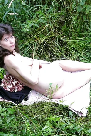 Skinny Milf in the Grass — photo 29