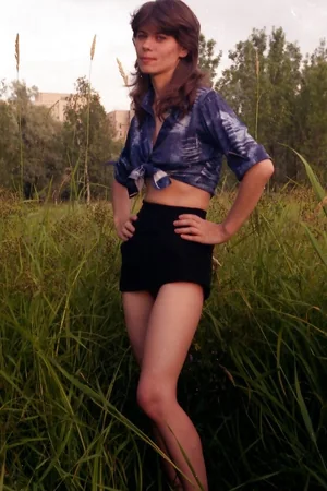 Skinny Milf in the Grass — photo 4