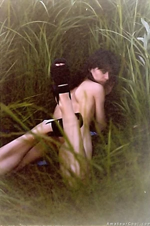 Skinny Milf in the Grass — photo 40