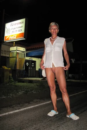 Uninhibited Skinny Woman — photo 4