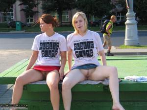Русские девушки не скрывают своих чувств на публике - фото #1