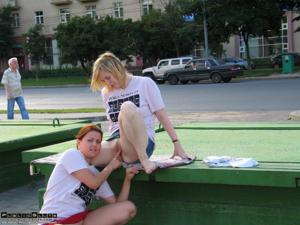 Русские девушки не скрывают своих чувств на публике - фото #10