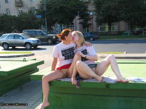 Русские девушки не скрывают своих чувств на публике - фото #31
