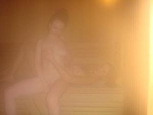 Красавица отдыхает с другом в бане - фото #13