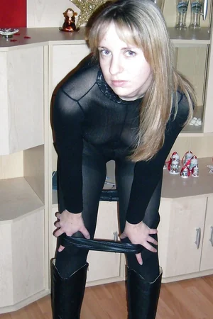 At Home She Is Very Revealing — photo 3