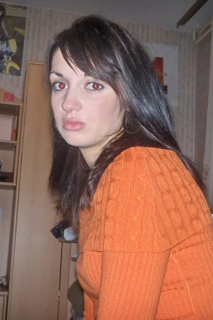 Brunette Relaxed at Home — photo 1