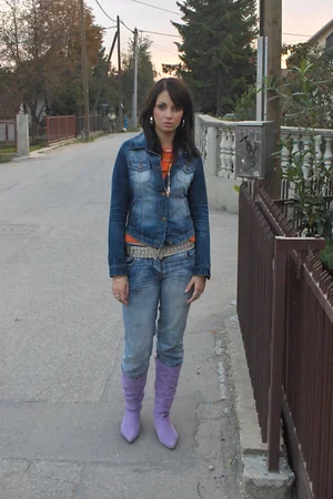 Brunette Relaxed at Home — photo 10