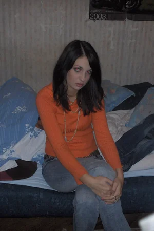 Brunette Relaxed at Home — photo 13