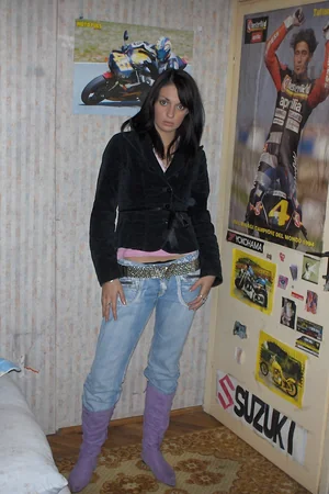 Brunette Relaxed at Home — photo 15