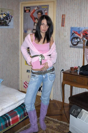 Brunette Relaxed at Home — photo 16