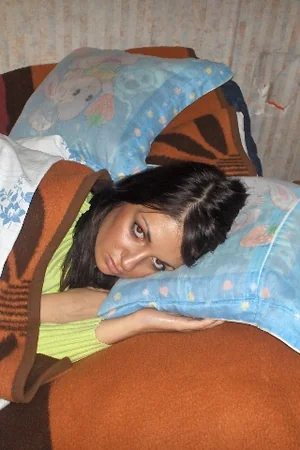 Brunette Relaxed at Home — photo 17