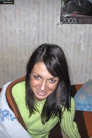 Brunette Relaxed at Home — photo 18