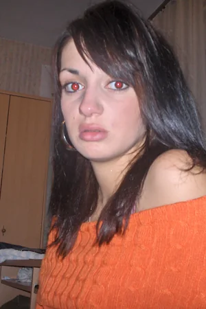 Brunette Relaxed at Home — photo 2