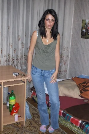 Brunette Relaxed at Home — photo 20