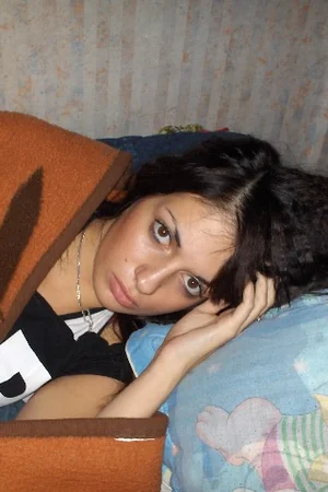 Brunette Relaxed at Home — photo 29