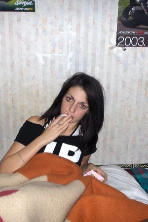 Brunette Relaxed at Home — photo 30