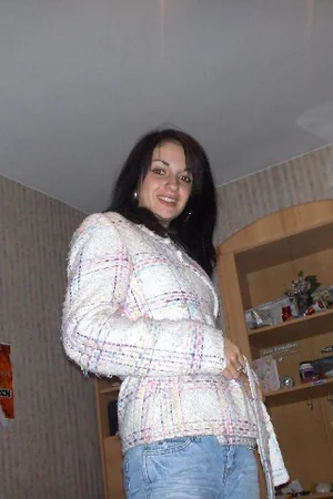 Brunette Relaxed at Home — photo 32