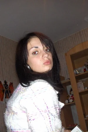 Brunette Relaxed at Home — photo 33