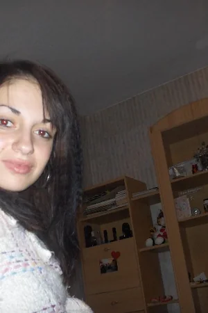 Brunette Relaxed at Home — photo 35