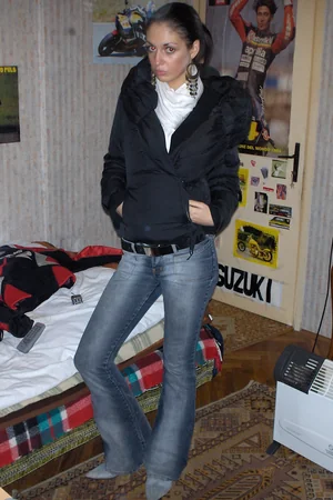 Brunette Relaxed at Home — photo 36