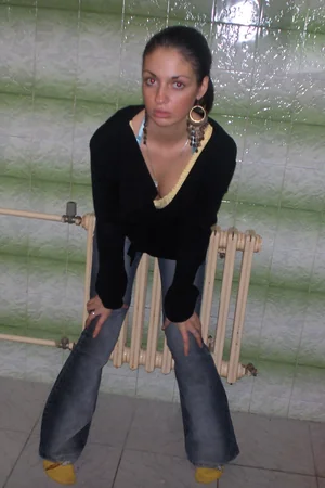 Brunette Relaxed at Home — photo 37