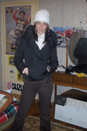 Brunette Relaxed at Home — photo 38