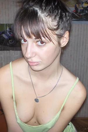 Brunette Relaxed at Home — photo 39