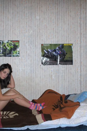 Brunette Relaxed at Home — photo 9