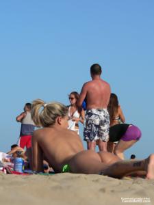 Девахи на пляже топлесс - фото #106