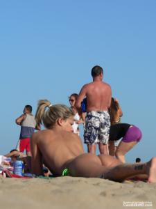 Девахи на пляже топлесс - фото #107