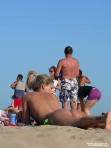 Девахи на пляже топлесс - фото #108
