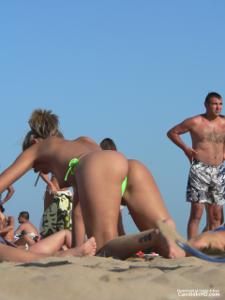 Девахи на пляже топлесс - фото #119