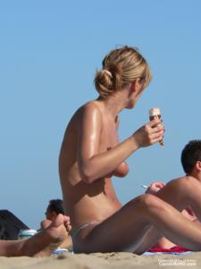 Девахи на пляже топлесс - фото #18