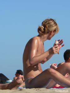 Девахи на пляже топлесс - фото #19