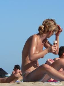 Девахи на пляже топлесс - фото #20