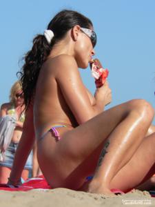 Девахи на пляже топлесс - фото #24