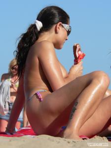 Девахи на пляже топлесс - фото #25