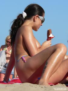 Девахи на пляже топлесс - фото #26