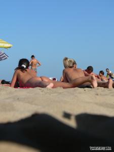 Девахи на пляже топлесс - фото #31