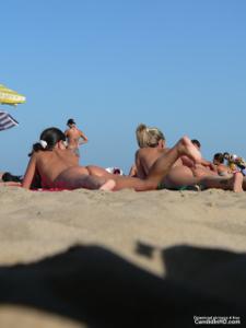 Девахи на пляже топлесс - фото #33