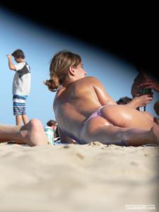 Девахи на пляже топлесс - фото #49