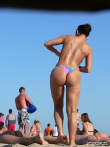 Девахи на пляже топлесс - фото #56