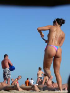 Девахи на пляже топлесс - фото #58